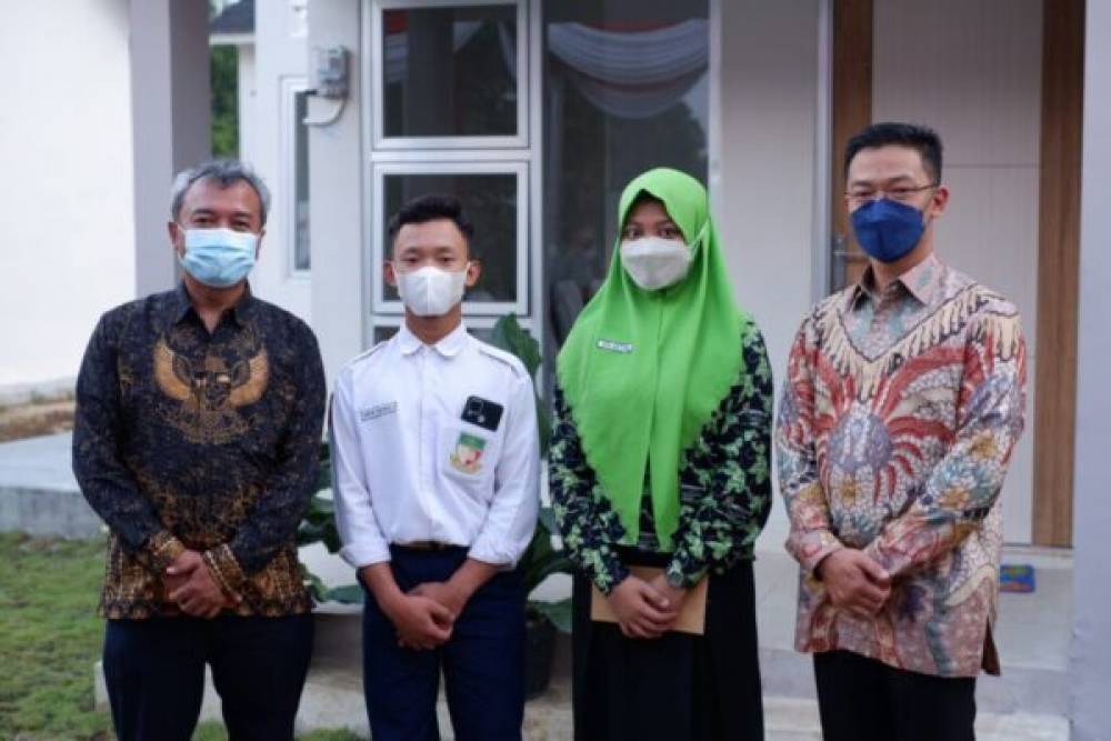 Menhan Prabowo menyerahkan beasiswa SMA TN kepada putra Pahlawan KRI Nanggala 402
