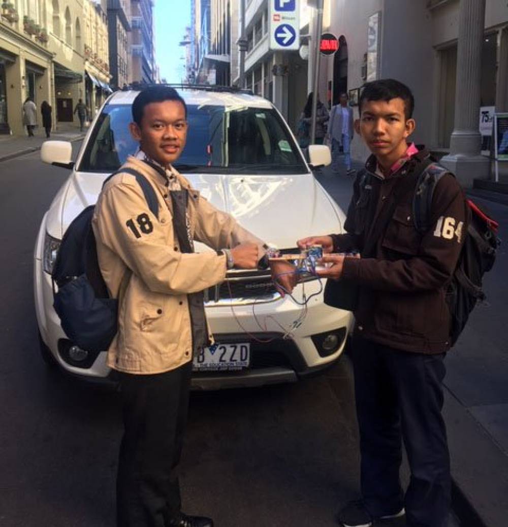 Firman Nuruddin (TN 26) dan Riamizar Surya Baihaqi (TN 26) sedang menguji coba alat temuan mereka di jalanan kota Melbourne