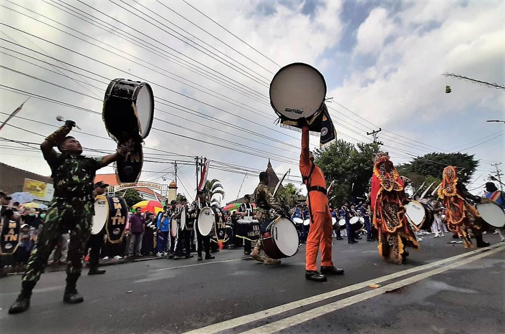 Drumband SMA Taruna Nusantara Meriahkan Pawai Pembangunan Sukoharjo