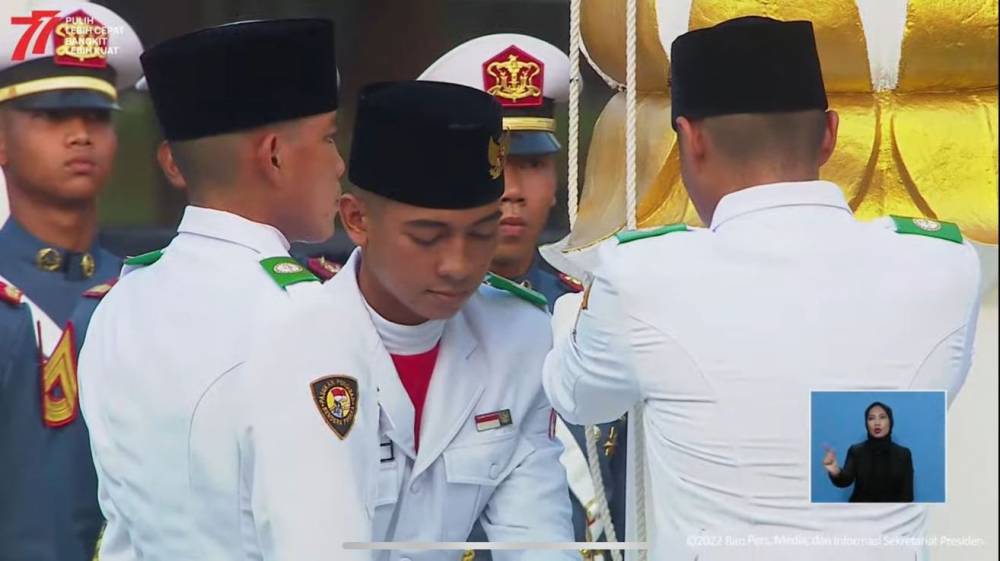 Muhammad Rajwa Al Farizi (TN 32) bertugas sebagai pengerek bendera Upacara Penurunan Bendera Sang Merah Putih
