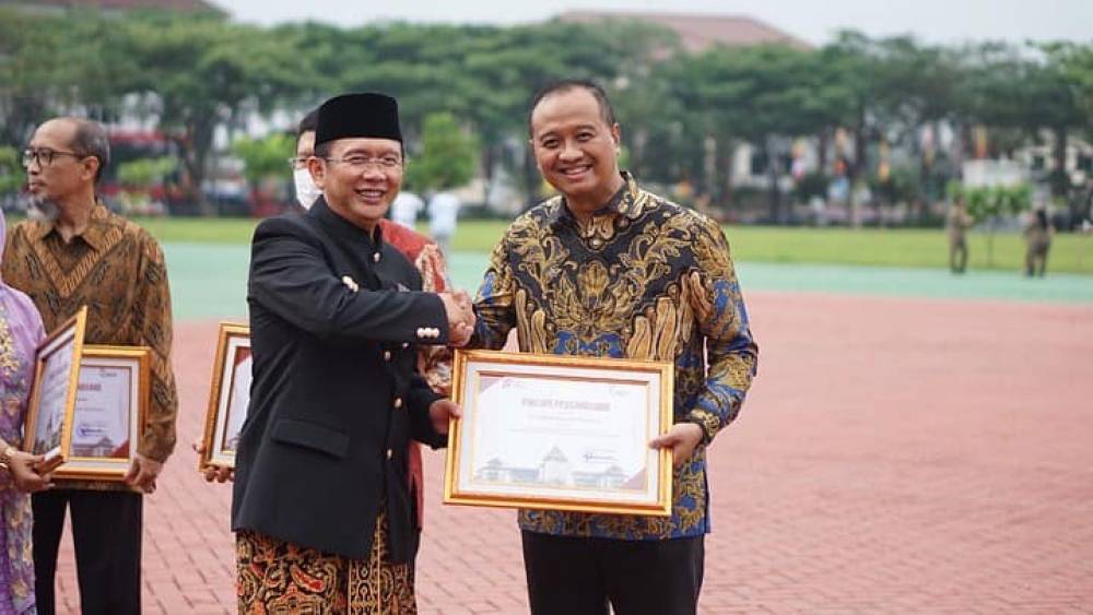 Agung Wicaksono (TN 3) mewakili PT Jababeka Infrastruktur menerima penghargaan dari Pj Bupati Bekasi