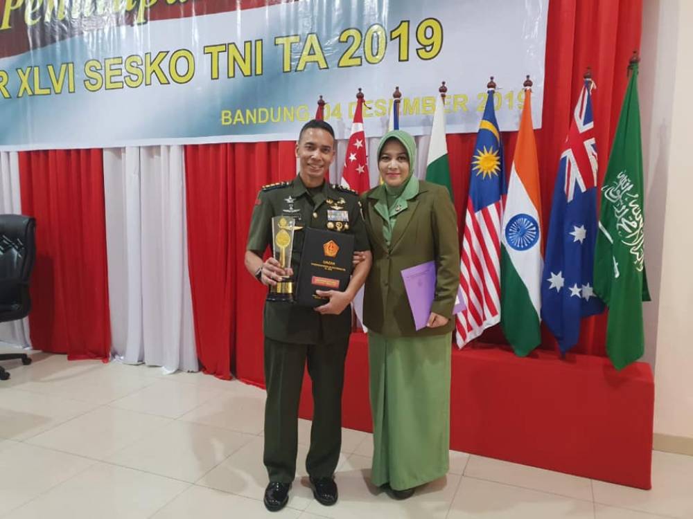 Kolonel Inf Lucky Avianto S.IP M. Si (TN 1) lulus terbaik Sesko TNI 2019 dan meraih penghargaan Wira Adi Nugraha
