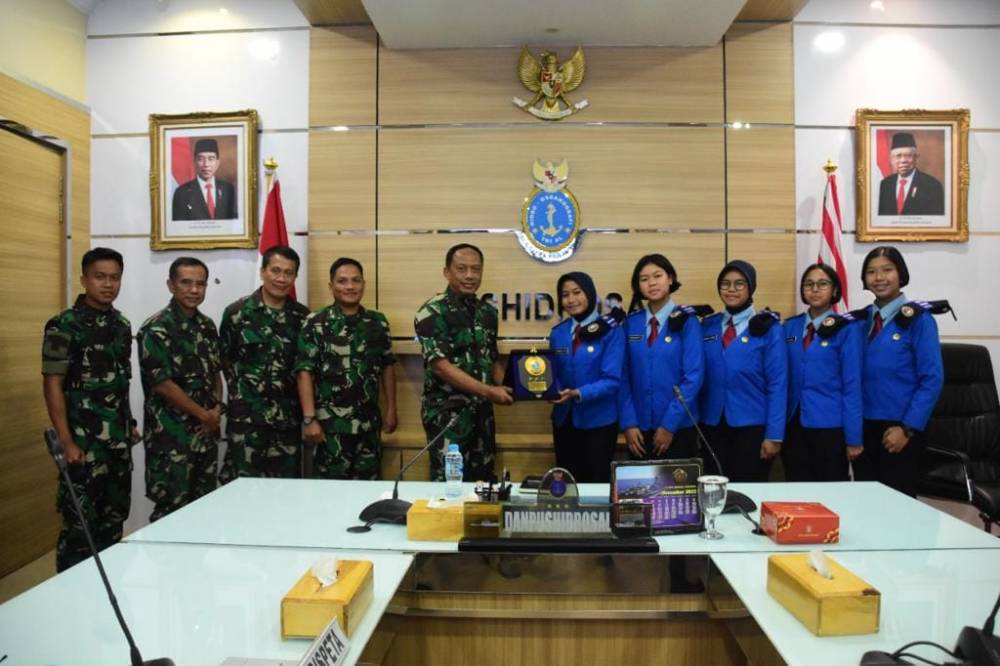 Komandan Pusat Hidro-Oseanografi TNI AL (PUSHIDROSAL) Menerima Kunjungan Siswa SMA TN
