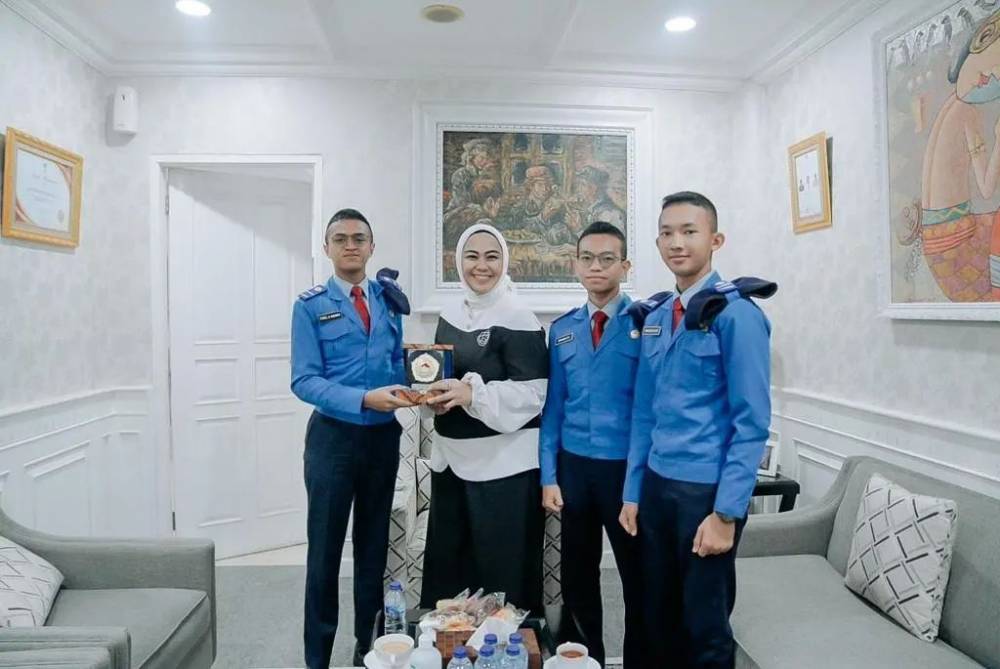 Siswa SMA Taruna Nusantara beraudiensi bersama Bupati Karawang dr. Cellica Nurrachadiana