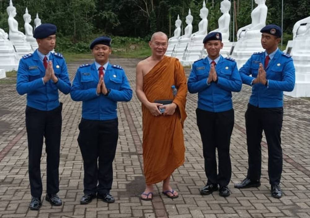 Siswa Avatar dan kawan-kawan menemui tokoh agama Budha Sulawesi Utara Bhikku Subhapanyo