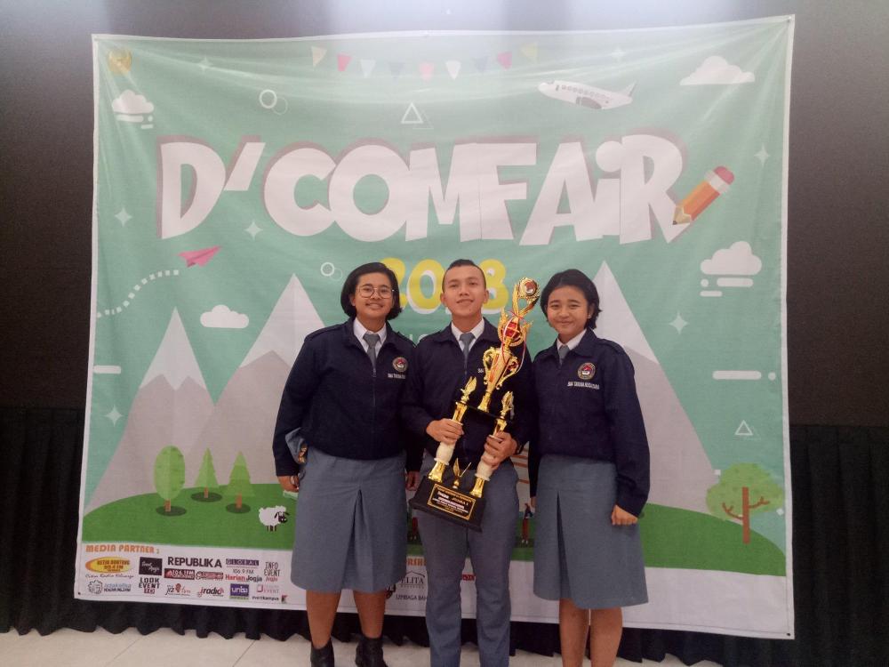 Juara 1 Lomba Debat Bahasa Indonesia D’Comfair di SMA Negeri 8 Yogyakarta.