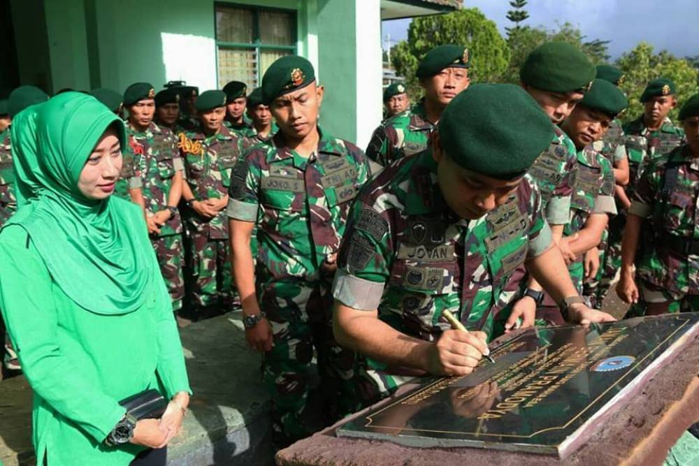 Letkol Inf Agust Jovan Latuconsina, M. Si. (TN 5), Komandan Yonif 323/Raider Kostrad Buaya Putih Banjar meresmikan Taman Bermain PRAMODYA