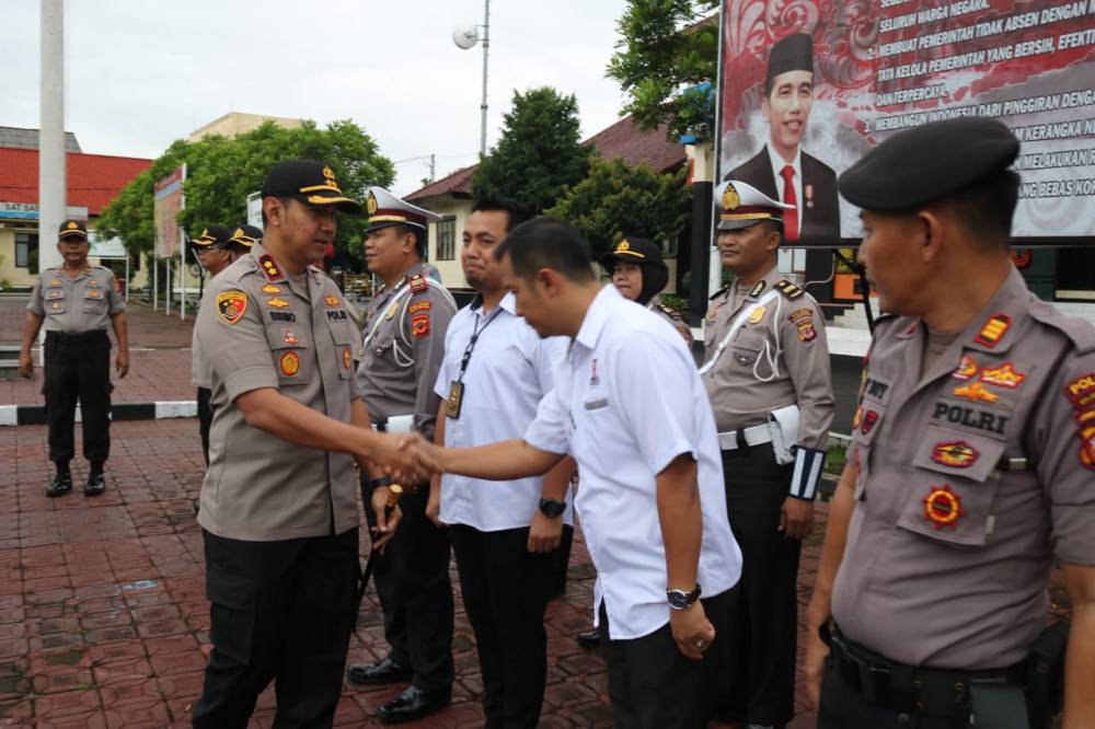 AKBP Bismo Teguh Prakoso (TN 6) Pimpin Apel Pagi Pertama Di Polres Majalengka Cek Penampilan Anggota