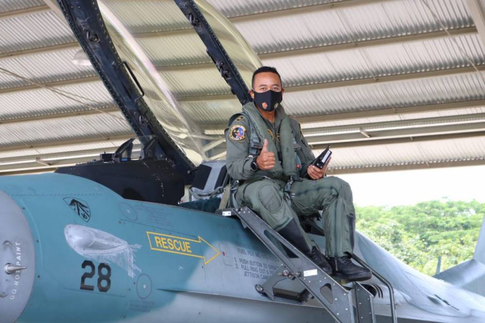 Mayor Pnb Pandu "Hornet" Eka Prayoga (TN 9) raih 3.000 jam terbang menggunakan pesawat tempur F-16