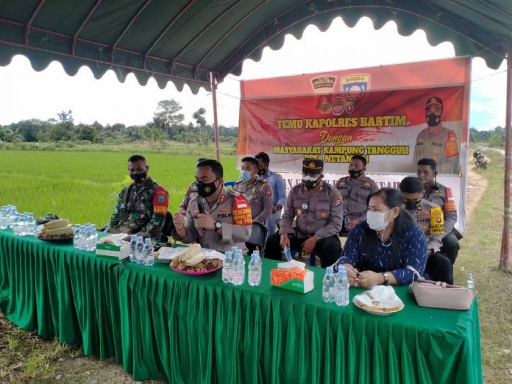 Kapolres Barito Timur AKBP Afandi Eka Putra (TN 6) mengunjungi kampung tangguh di Desa Netampin