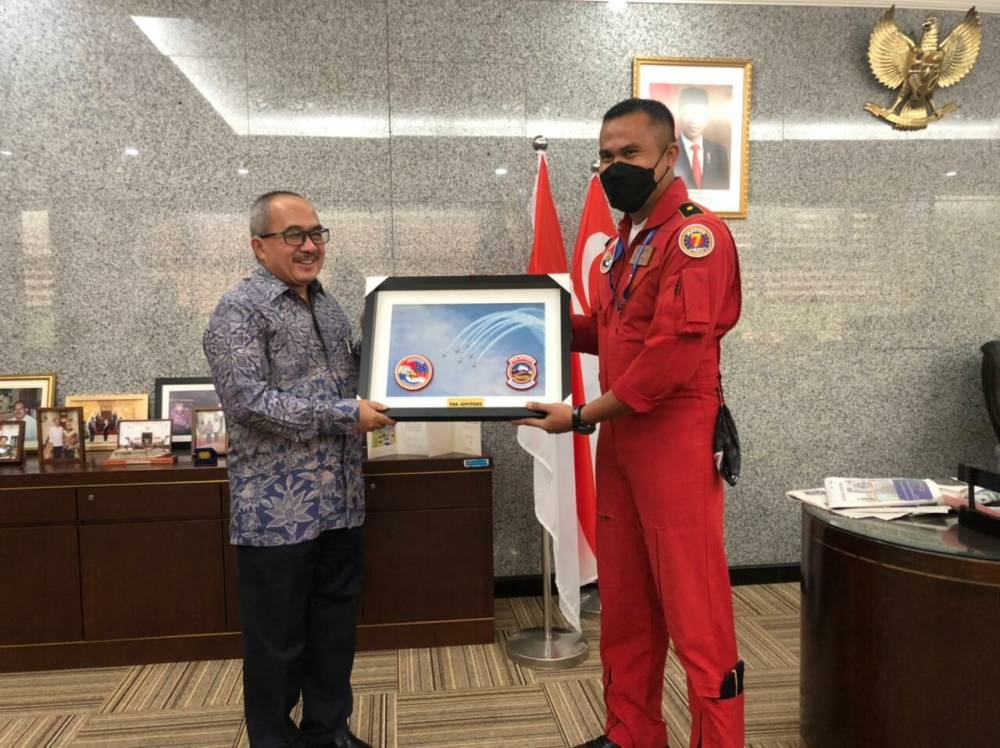 Mayor Pnb Oliv Rizando Azka (TN 13) dan tim diterima Duta Besar Luar Biasa dan Berkuasa Penuh RI untuk Singapura