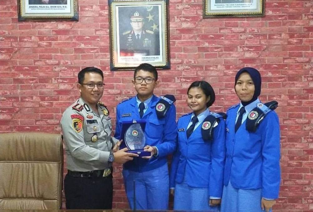 Kapolres Rembang AKBP Dolly Arimaxionari Primanto, SH,.SIK,.MH. menerima kunjungan siswa siswi SMA Taruna Nusantara
