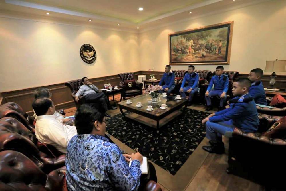 Lima siswa SMA Taruna Nusantara Magelang bertatap muka dengan Menko Polhukam Bapak Mahfud M.D.