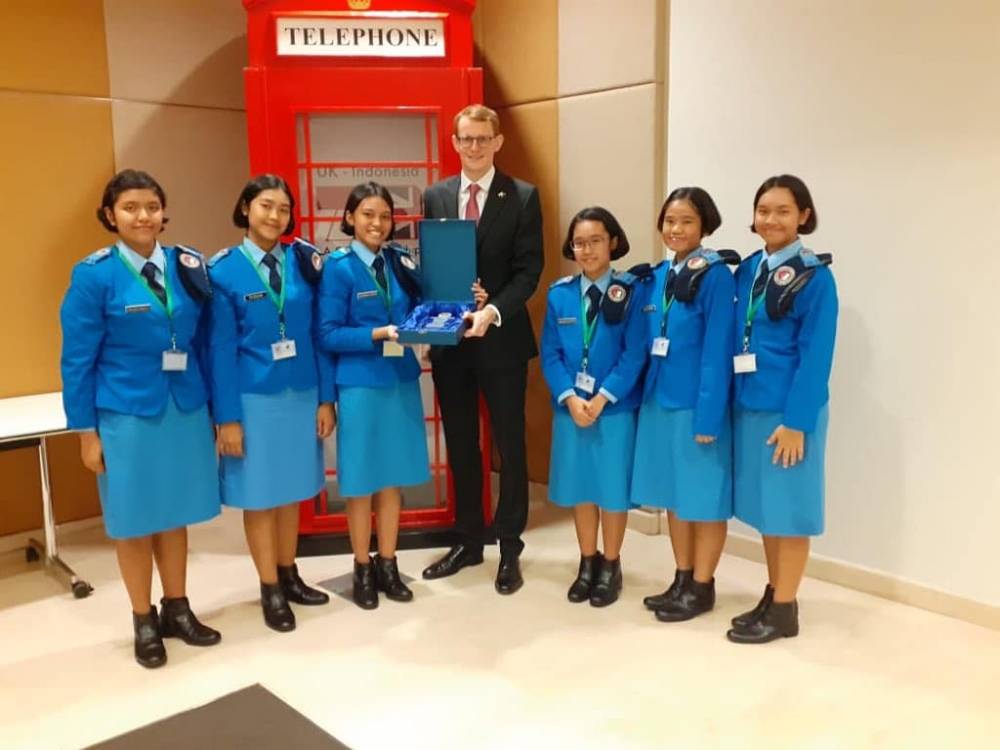 Enam siswi SMA Taruna Nusantara mewawancarai Mr. Jon Lambe, Duta Besar Inggris untuk ASEAN