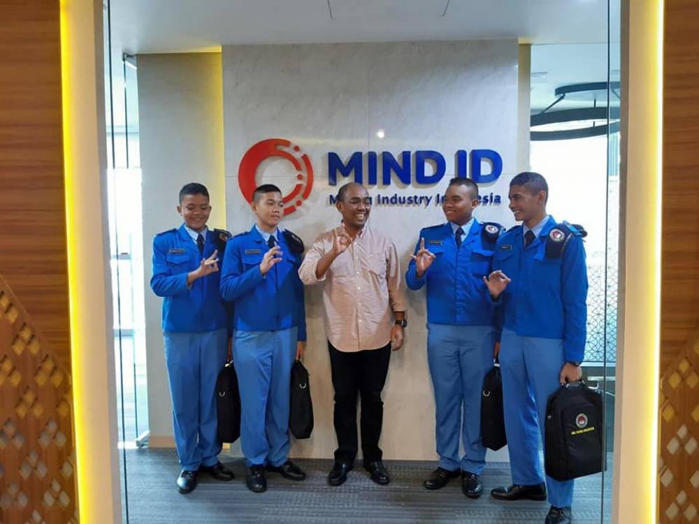wawancara siswa Kelas X: Azzam, Nicho, Fatih dan Dito, dengan Dirut PT MIND ID (PT Mining Industry Indonesia) Bpk. Orias Petrus Moedak