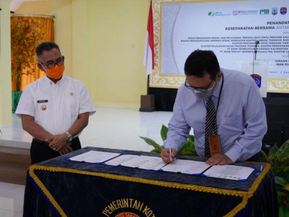 Kepala Kantor Pelayanan Pajak Pratama Tarakan, Gerrits P. Tampubolon (TN 6) & Wali Kota Tarakan Khairul teken MoU MPP