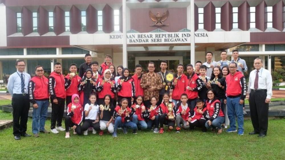 Tim Karate SMA Taruna Nusantara turut meraih dua medali perak dan satu medali perunggu