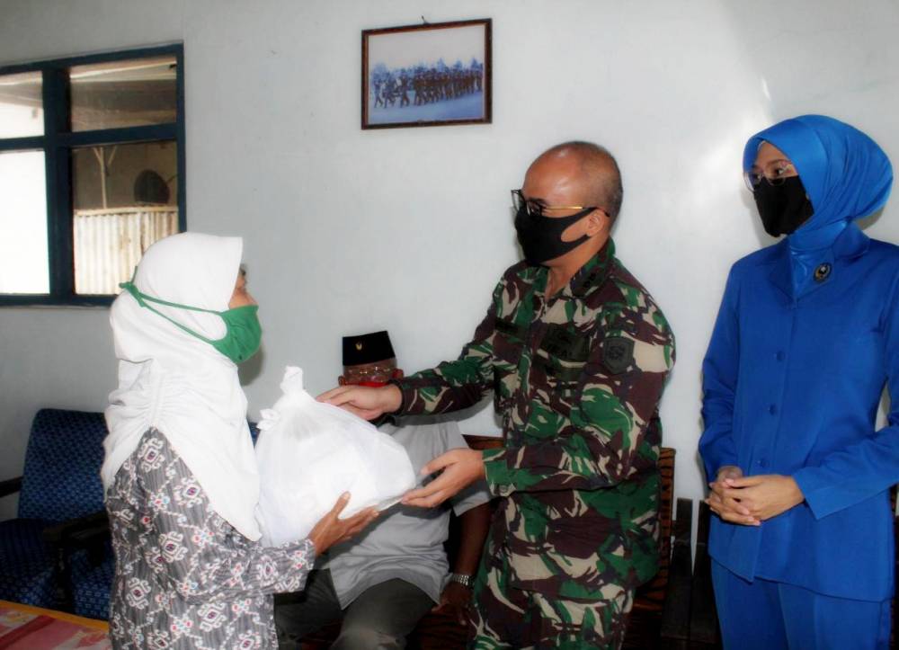 Komandan Pangkalan TNI Angkatan Laut Cilacap Letkol Laut (P) Bambang Marwoto (TN 3) memberikan bantuan sembako kepada Warakawuri di Kebumen