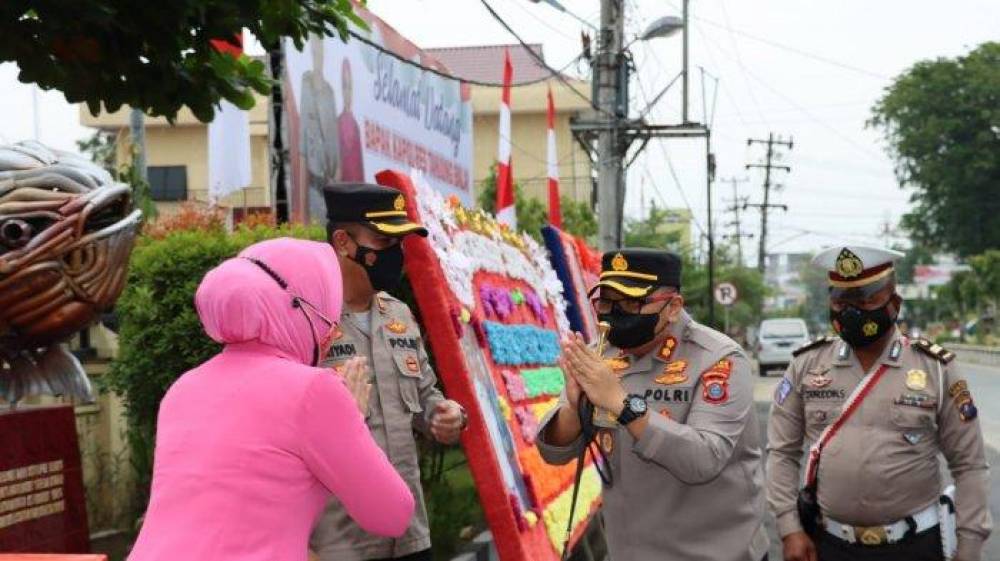 Pejabat baru Kapolres Tanjungbalai AKBP Ahmad Yusuf Afandi (TN 5) disambut dengan Tradisi Pedang Pora