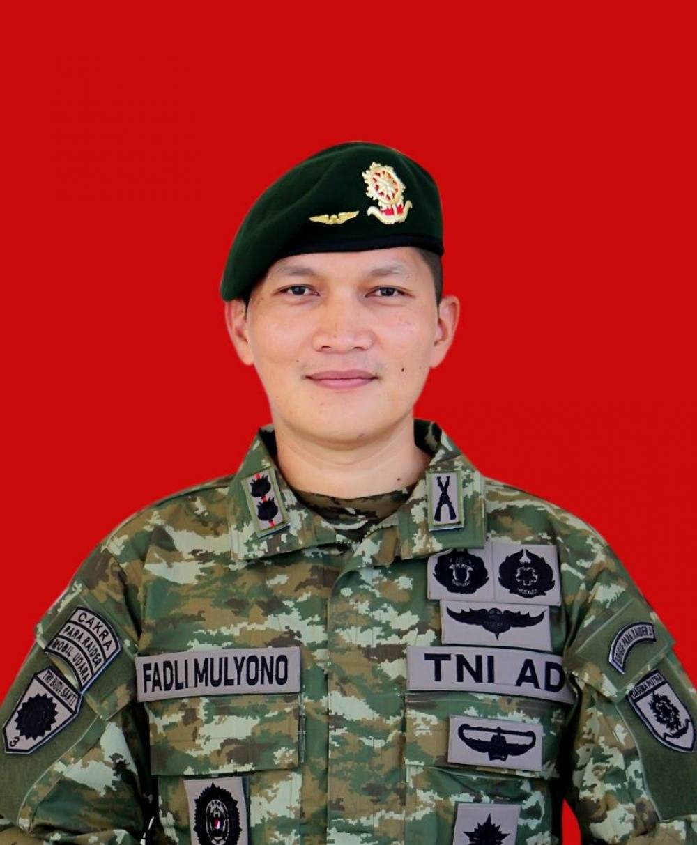 Kolonel Inf. Fadli Mulyono. S.I.P., M.Sos. (TN 4) meraih Tropy Wira Adi Nugraha sebagai lulusan predikat Cum Laude, Dikreg ke-49 Sesko TNI TA 2022