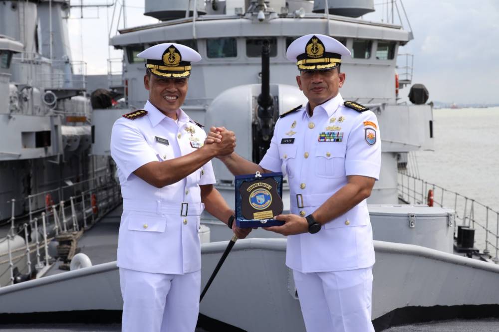 Komandan KRI Abdul Halim Perdanakusuma-355 diserahterimakan dari Kol. Ludfy (TN 4) kepada Letkol Ferry H. Hutagaol (TN 5)