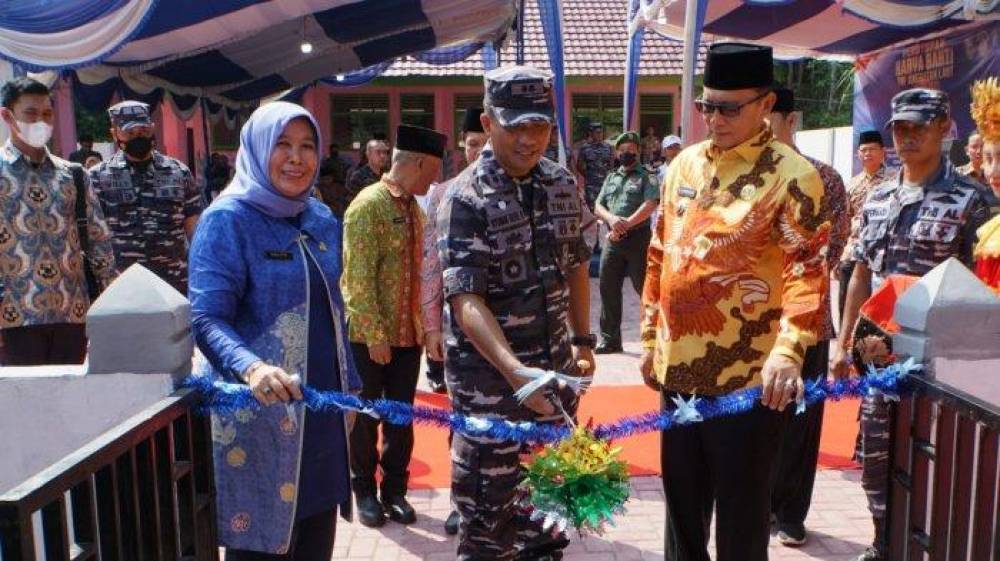 Peresmian dan penutupan Karya Bakti TNI AL 2022 oleh Danlanal Bengkulu Letkol Laut (P) Nyoman Gede Pradnyana A. S. (TN 7)