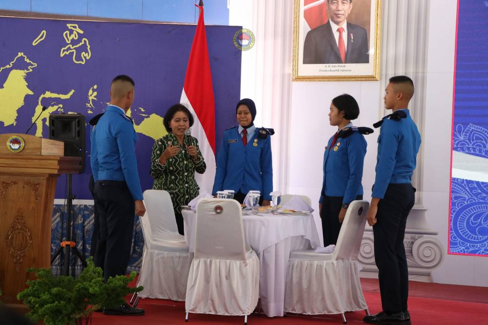 Pengenalan Etiket dan Table Manner Siswa kelas X Angkatan 35 SMA Taruna Nusantara Terintegrasi