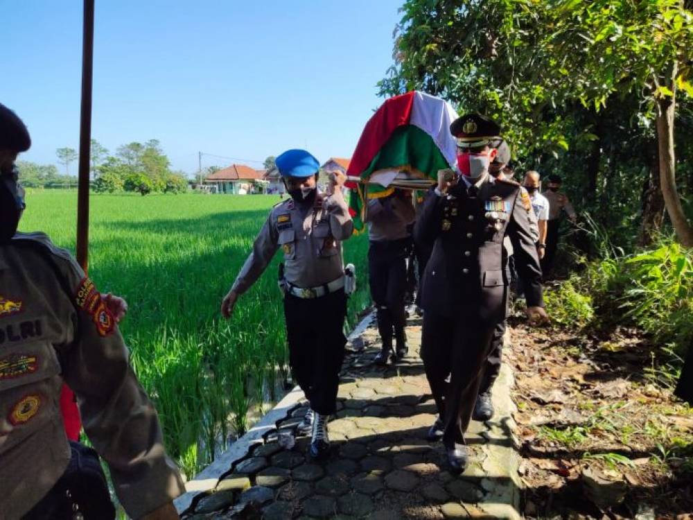 Tanpa sungkan, AKBP Dr. Bismo Teguh Prakoso (TN 6) ikut serta memanggul keranda jenazah