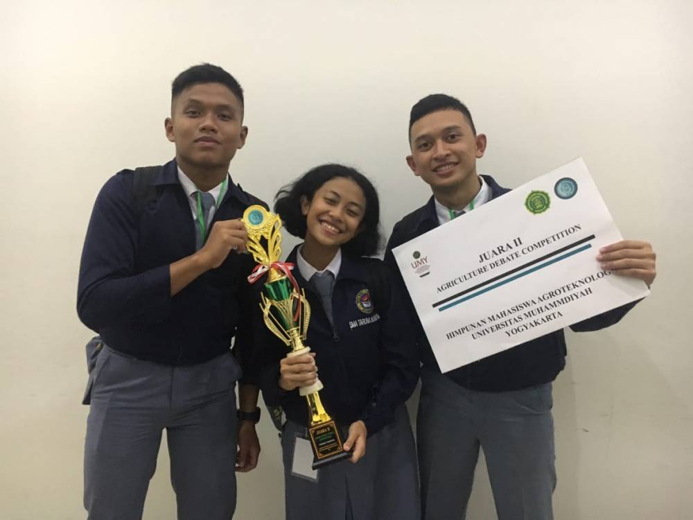 Juara 2 Lomba Debat Bahasa Indonesia tingkat Nasional "Agriculture Debate Competition" di Universitas Muhammadiyah Yogyakarta