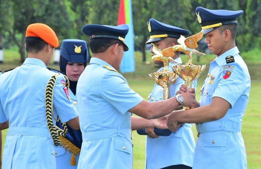Lulusan terbaik Sekolah Penerbang Terpadu TNI Angkatan 95