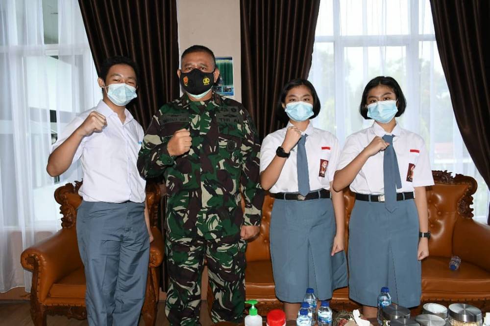 Danlantamal VIII Brigjen TNI Marinir I Wayan Ariwijaya menerima kunjungan tiga orang siswa SMA TN