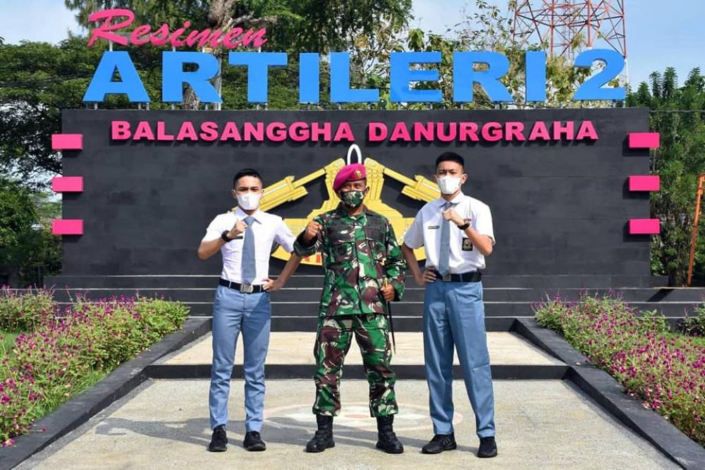 Dua siswa SMA Taruna Nusantara mengunjungi sarang petarung Resimen Artileri 2 Korps Marinir