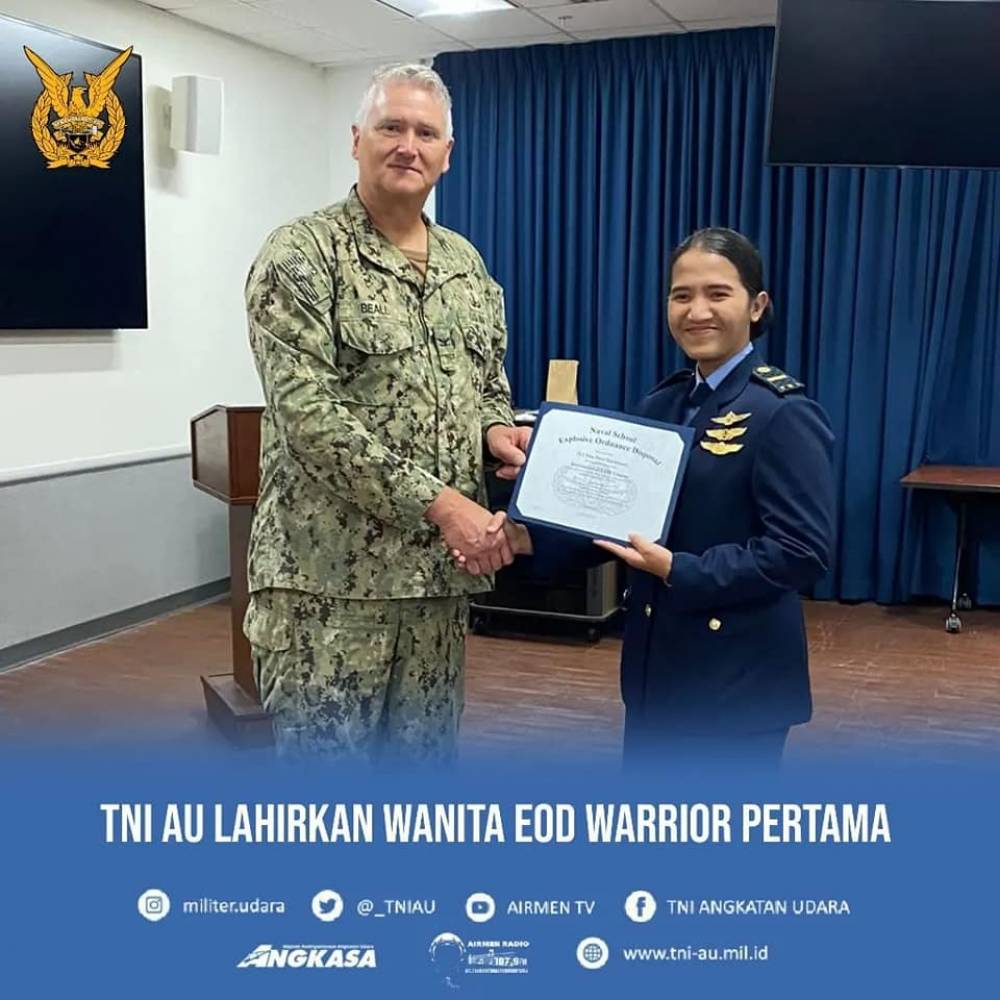 Letda Tek Elsa Putri Hardiyanti (TN 23) menjadi ahli penjinak bom wanita pertama di TNI AU