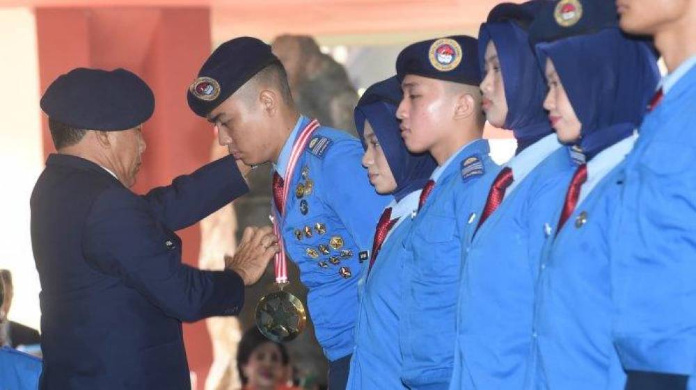 Prasetia Alumni Siswa, Kepala SMA Taruna Nusantara Beri Penghargaan Bagi Siswa.