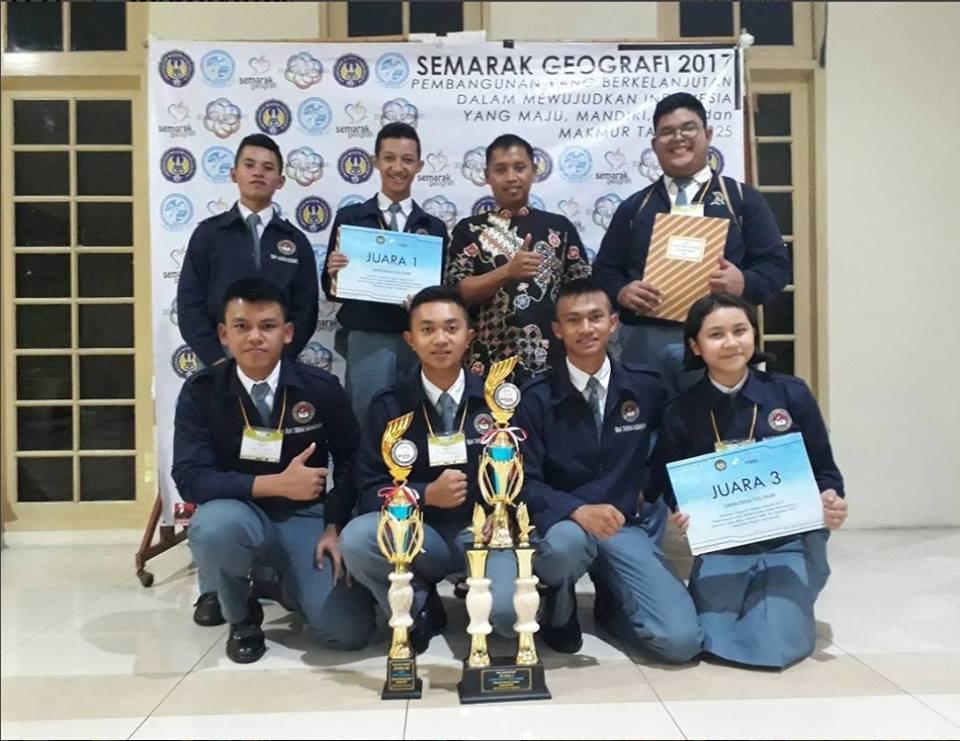 Juara 1 dan Juara 3 dalam Semarak Geografi 2017 tingkat Nasional di Universitas Negeri Yogyakarta