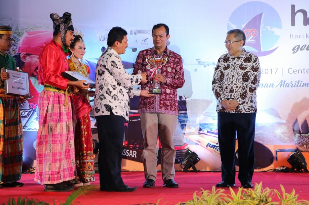 Teuku Faisal Fathani, Ph.D (TN 1) menerima anugerah Academic Leader pada Malam Apresiasi Hakteknas ke-22 di Universitas Negeri Makassar