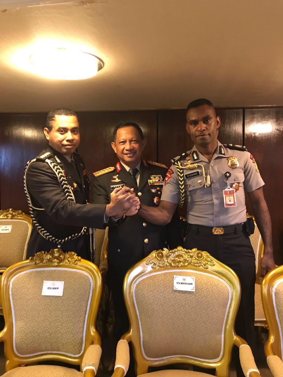 Kombes Pol. Jhonny Edison Isir (TN 1) Putra Papua Pertama dalam Sejarah Jadi Ajudan Presiden RI