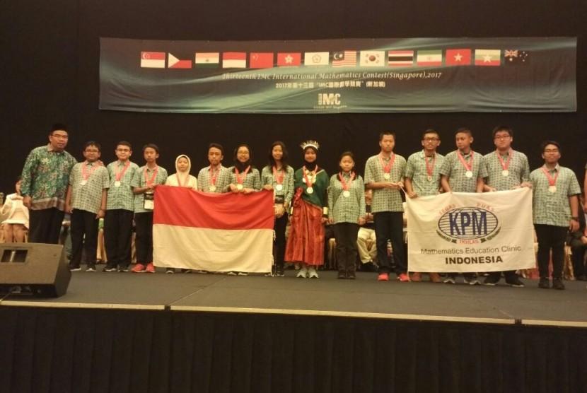 Irfan Urane Azis bersama Tim Indonesia Raih Prestasi di Lomba Matematika di Singapura