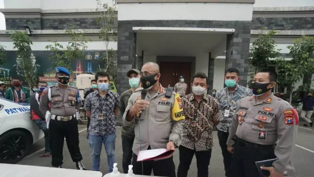Kapolrestabes Surabaya Kombes Pol Jhonny Edison Isir (TN 1) sampai teluka saat menangani Demo UU Cipta Kerja di Surabaya