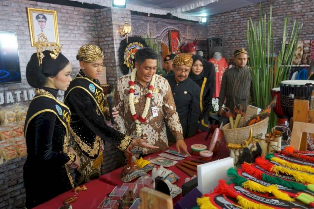 Bupati Magelang Zaenal Arifin membuka Pameran Seni dan Budaya Nusantara di Balairung Pancasila, Kompleks SMA Taruna Nusantara